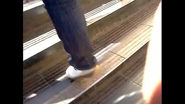 Culazo de madura subiendo escaleras!!// Mature ...