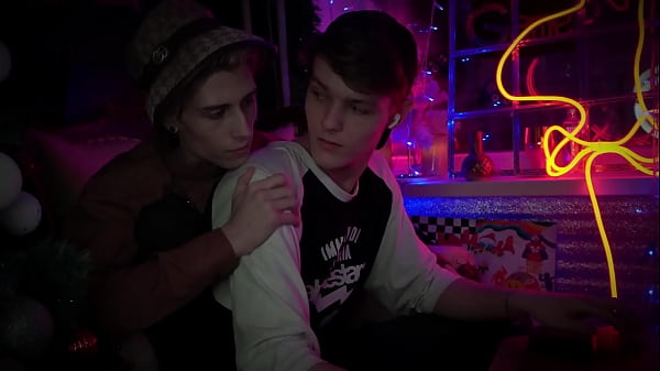 Download Video - Passionate gamer and his friend &lpar;Casey Donovan & David Gallagher&rpar;