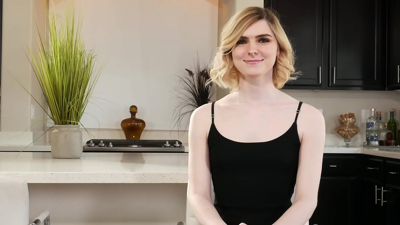 Ella Hollywood tiene su culo perforado mientras Julia mira
                    anal cumshot hardcore blonde petite blowjob skinny shemale transsexual piercings bareback transgender rimming small tits 1080p transerotica trans erotica tony orlando ella hollywood julia ts muchos negros