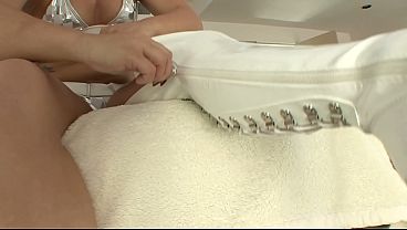 彼女がガールフレンドにクンニリングスをした後、熱い精液が彼女の直腸の中で腐敗していくと、彼女は...