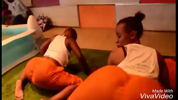thumb ass twerk hot