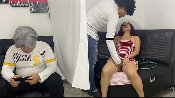 Download Video - Medico Chequea a Chica de 18 A&ntilde;os Al lado de su padrastro capitulo 2