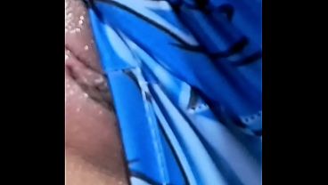 Mi hijastra cachonda me pidió que le masajeara el culo antes de acostarse con mi esposa.