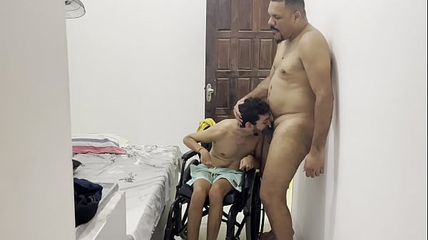 Cuidador dotado fodeu o rabo do cadeirante na f...