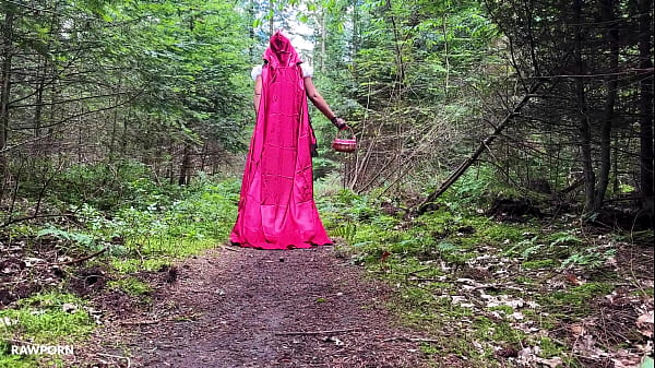 Linda del Sol traviesa Caperucita Roja en el bosque