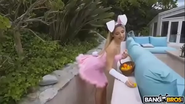 Abella Danger na caça aos ovos