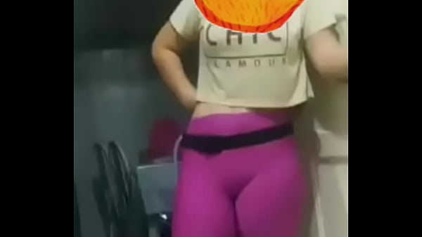 Amiga da minha irm&atilde; com buceta socada na cal&ccedil;a leg, comentei com ela sobre a buceta linda dela e ela com muito tes&atilde;o diz que tem a buceta grande mesmo