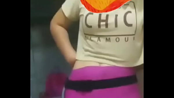 Amiga da Hot minha irm&atilde; com buceta socada na cal&ccedil;a leg, comentei com ela sobre a buceta linda dela e ela com muito tes&atilde;o diz que tem a buceta grande mesmo