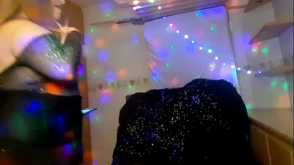 Madrastra pierde a puesta y deja que el hijastro se folle a hermanastra se caliente la morra y le rembiento los dos culos