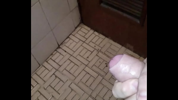 Jalandome la verga, corrida de leche en cámara ...