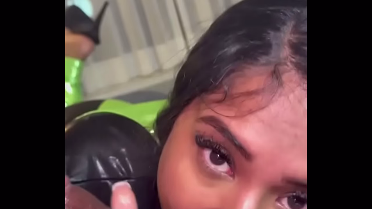 Una ébano sexy chupa su polla favorita
                    blowjob ebony bbc afro black women hetero muchos negros