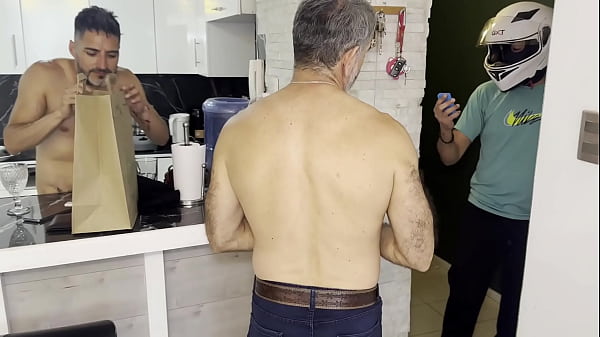 Download Video - Me foll&oacute; el repartidor porque no pude pagar la comida