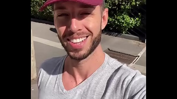 Download Video - CHUPANDO O H&Eacute;TERO NA RUA