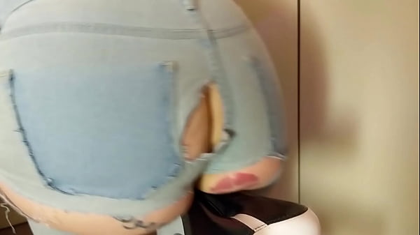 Juicy ass busting out them jeans
