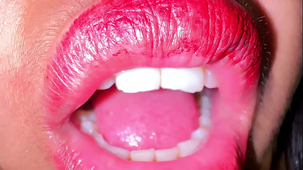 Me autosucciono mis grandes las tetas mientras uso mi jugute de pezones