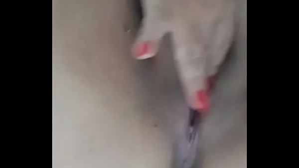 Carolzinha Delicinha se masturbando e gozando gostoso. Ela adora ler os comentários. Que buceta deliciosa