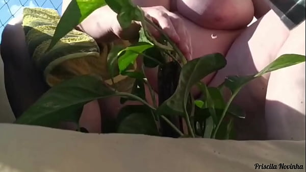 Madrasta regando as plantas toda pelada, na varanda para quem quiser ver - parte 02-