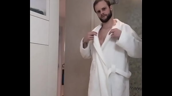 Réveil en douceur... ou tu veux que je te mette au défi de me rejoindre sous cette robe de chambre ?  Rien à c...