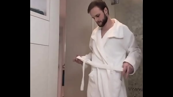 Réveil en douceur... ou tu veux que je te mette au défi de me rejoindre sous cette robe de chambre ?  Rien à c...