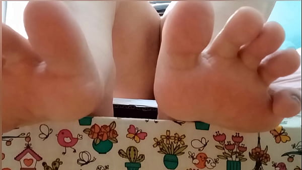 thumb feet fetish