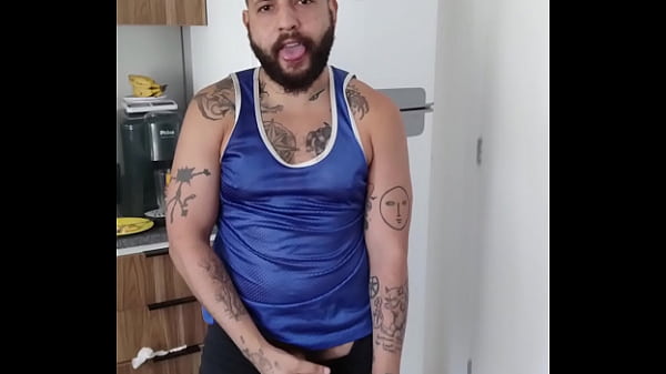 Chegando suado e com tes&atilde;o do treino, rosnando ...