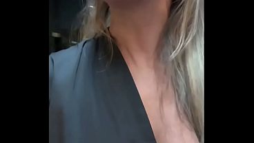 「ほら見て、間男、このチンポがお前のちっちゃな妻に何をするか見てみろ」 - このブラジル人の既婚女性は最高だ。彼女は大きな黒人男性とセックスし、間男の夫を辱めた。