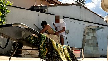 Esposa novinha aproveitou que o corno saiu para levar gozada do amigo dentro da bucetinha!