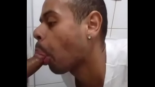 Marte chupando pauzao no glory hole banheirao