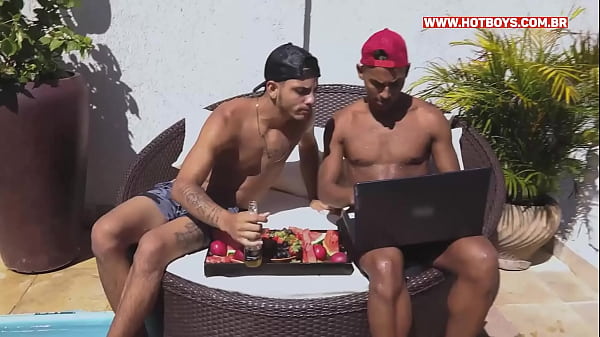Download Video - Amigos novinhos fodendo o maromba da academia na piscina
