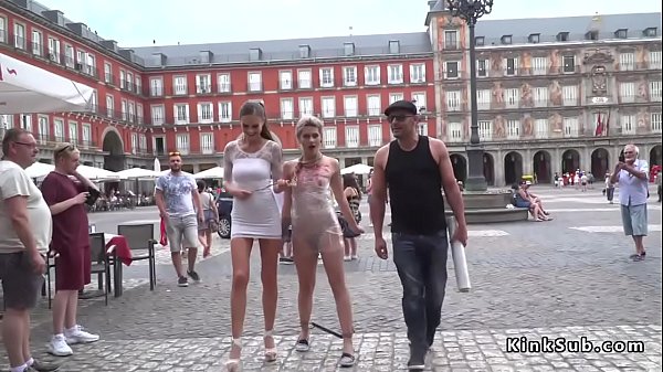 Esclave Nu Enveloppé Dans Du Papier En Public