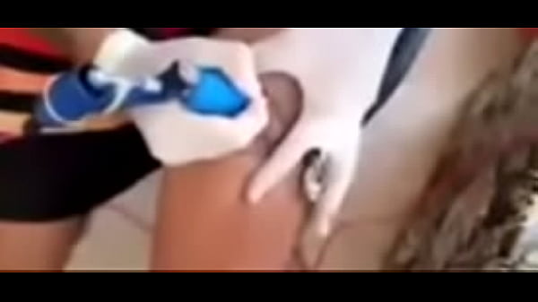 Indian lelé da cuca gets a tattoo on his leg