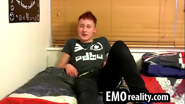 年轻性感的 Emo Twink 对着镜头说话并自慰