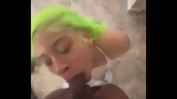 Une Peau Claire Et Sexy Suce Une Grosse Bite Noire