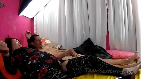 Gordinha trans fudendo com magricelo do pic&atilde;o e...