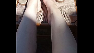 GretaLa - flash piedi gambe in giardino