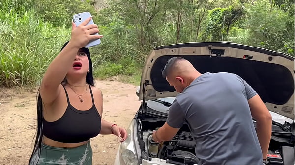 AntonellaJones - Das Auto einer kurvigen Kolumbianerin wird beschädigt und sie bittet einen Fremden um Hilfe, der sie dazu überredet, im Freien zu ficken und sein Sperma zu schlucken! Antonella Jones