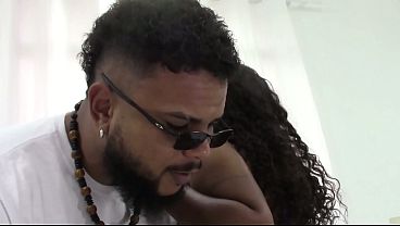 ゴージャスなブルネットで、生でセックスするのが大好き。ペニスが挿入される感覚を味わうのが大好き。