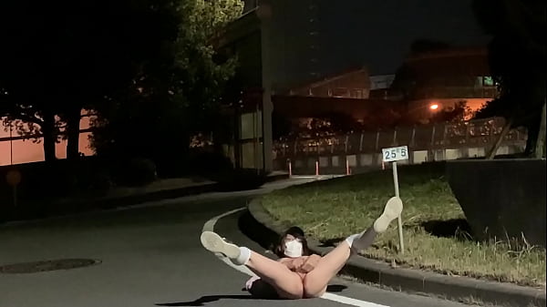 Download Video - 女装子まゆちゃんが国道の側道で大胆に全裸になって大股開いて露出オナニー披露