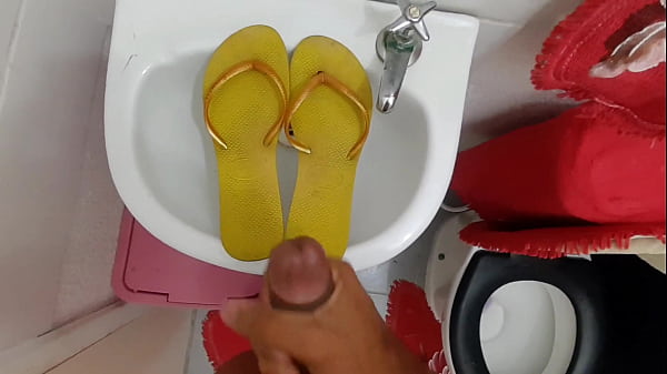 Download Video - Gozando na sand&aacute;lia sujinha da minha tia safada