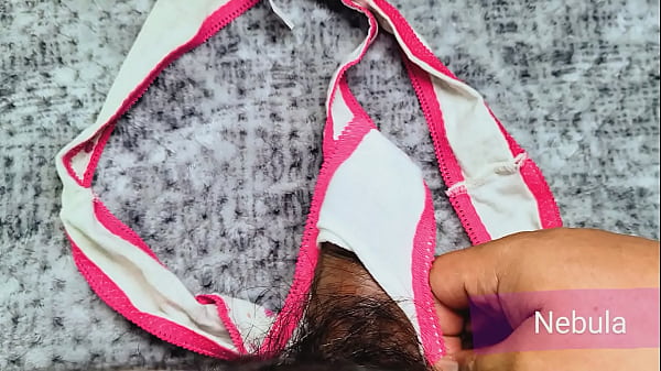 Download Video - Me masturb&eacute; y corr&iacute; sobre la tanga de flores rosas de mi novia
