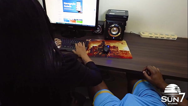 Essas mo&ccedil;as da imigra&ccedil;&atilde;o est&atilde;o mais safadas e gostosas, at&eacute; gostam de dar o cuzinho