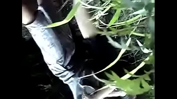 素人女子　野外金蹴り