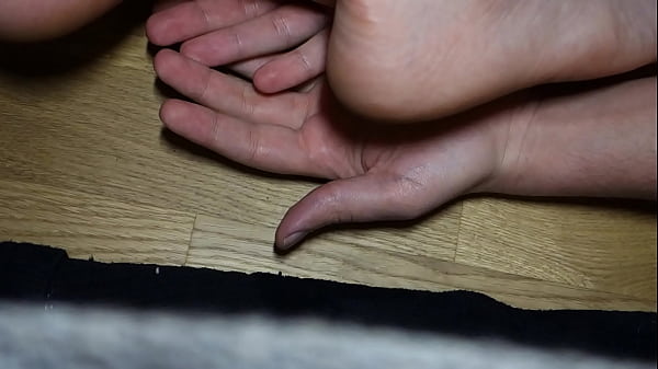 Barefeet1986 trampling some hands