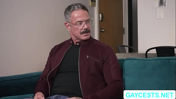 Le Vieux Scott Baise Le Cul Serré De Son Garçon Hunter Scott