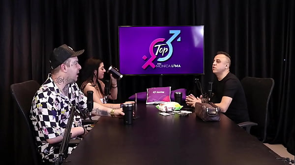 Download Video - Com sua bolsinha de cobrador de onibus Rei do Dogging coloca Monica Lima na rola - Corno observa do outro lado da mesa e goza sem ao menos se tocar completo no RED