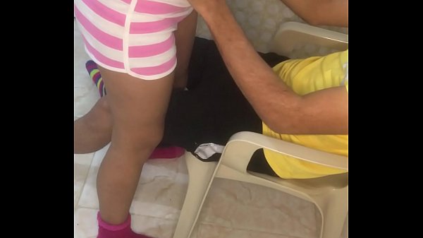 Se calienta mirando porno