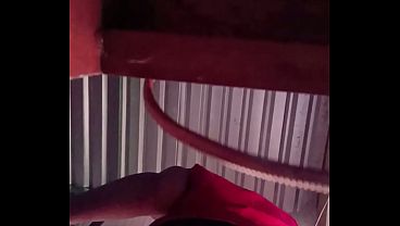hermosa estudiante latina se alista para las clases y regala TREMENDO UPSKIRT en el cuarto de su padrastro, TODO POR NO IR AL BA&Ntilde;O A CAMBIARSE, voyeur REAL en HD