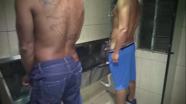 Fui mijar e o novinho mostrou o pau cai de boca...