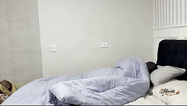 ブラジルのホットワイフが、夫と一緒に旅行中の大きなペニスを持つ黒人男性と濡れたおまんこでセックス - 黒人のペニスが大好きな淫乱な既婚女性が、寝取られ夫の隣のベッドで夫の友人とセックス。