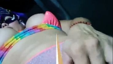 SAI DO BLOCO DE CARNAVAL PAREI NO BANHEIRO TINHA A PICA DISPONIVEL